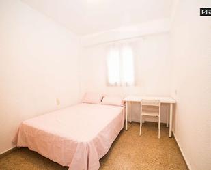 Bedroom of Flat to share in  Valencia Capital  with Air Conditioner, Heating and Terrace