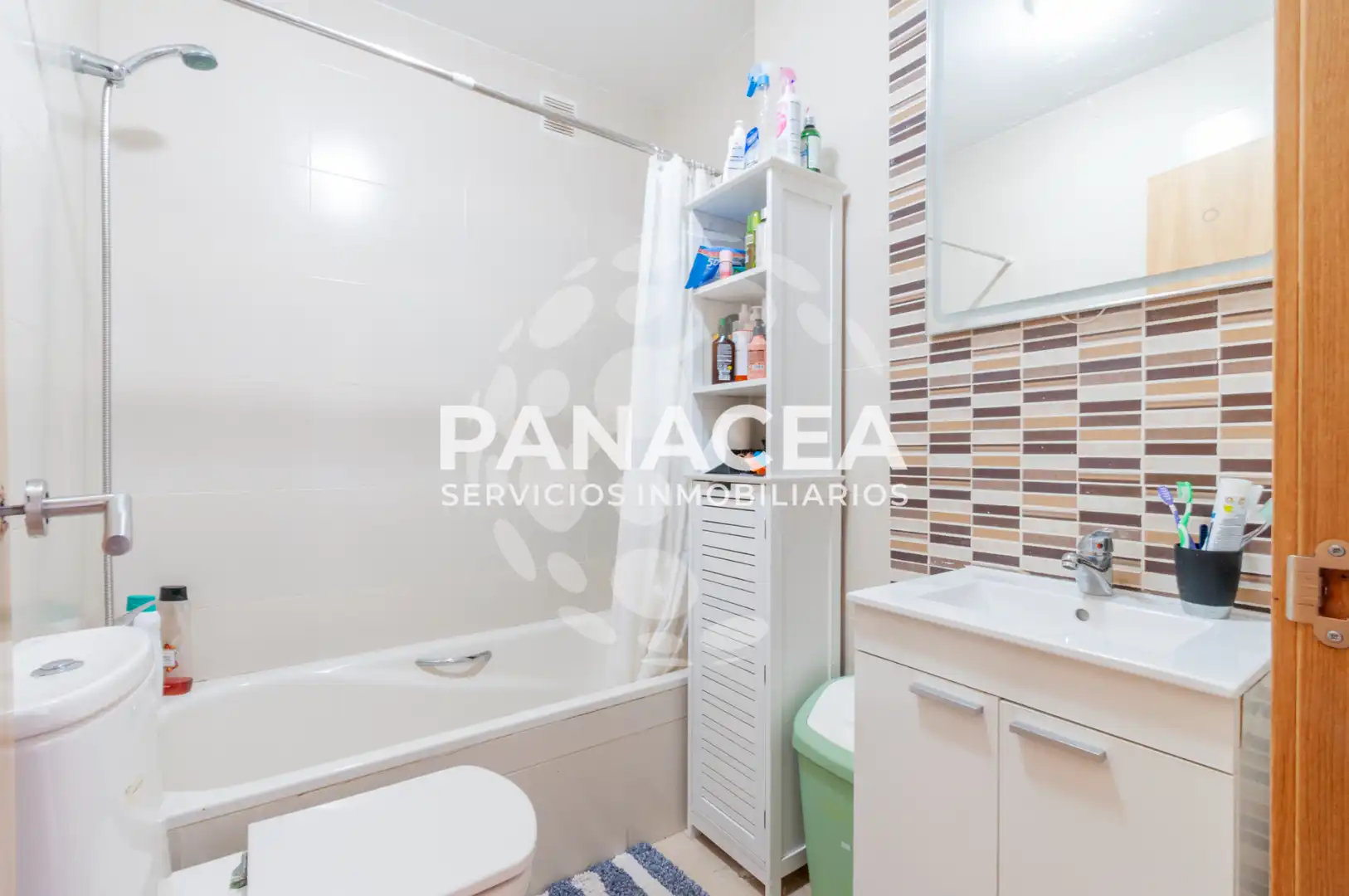 Baño de Piso en venta en Roquetas de Mar con Amueblado, Horno y Lavadora