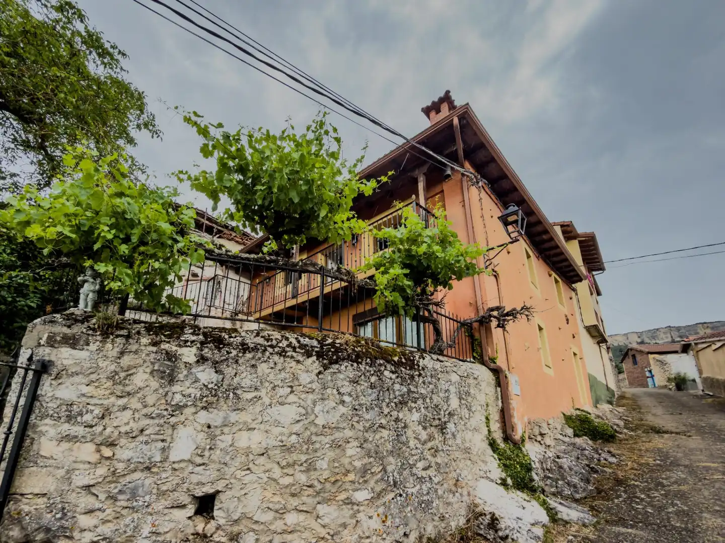 Vista exterior de Casa adosada en venta en Merindad de Valdeporres con Calefacción