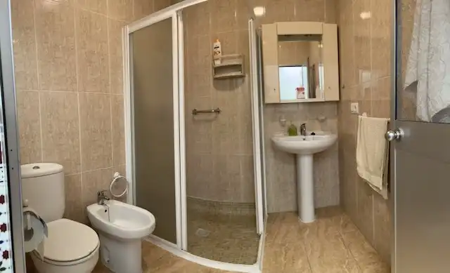 Baño de Casa adosada en venta en Nueva Carteya con Terraza, Amueblado y Lavadora