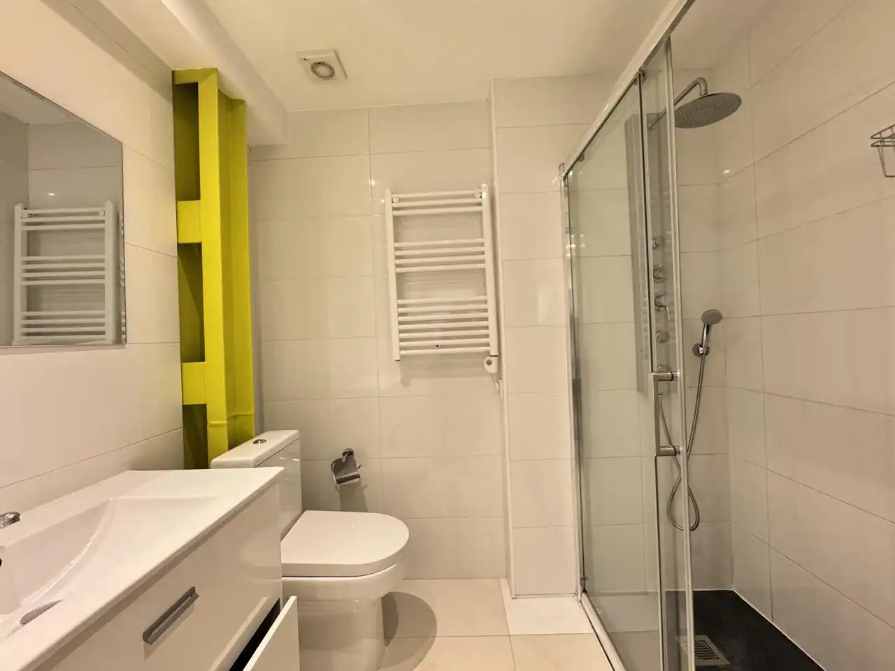 Baño de Apartamento de alquiler en Madrid con Aire acondicionado, Calefacción y Amueblado