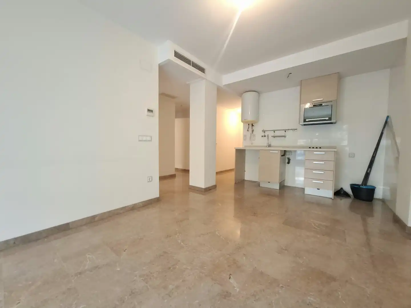 Kitchen of Flat for sale in Valencia  with Air Conditioner and Oven