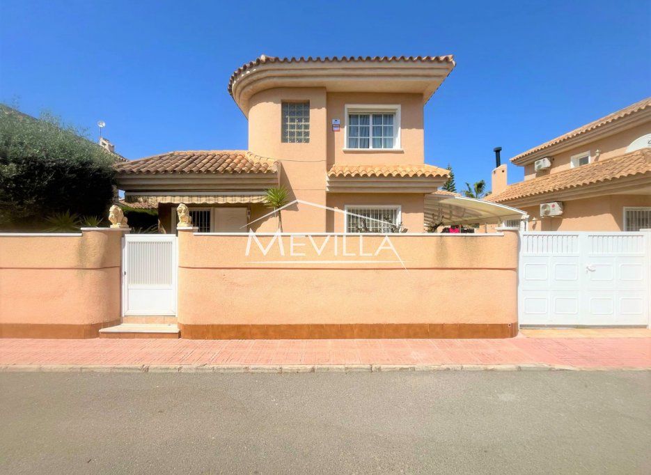 Vista exterior de Casa o xalet en venda en Torrevieja amb Aire condicionat i Terrassa