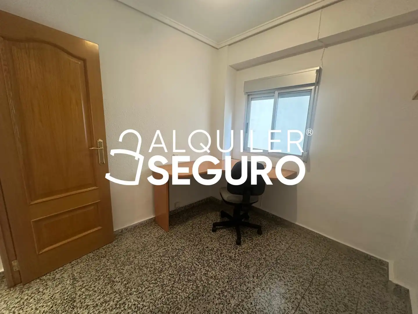 Flat for rent in Valencia  with Air Conditioner and Furnished