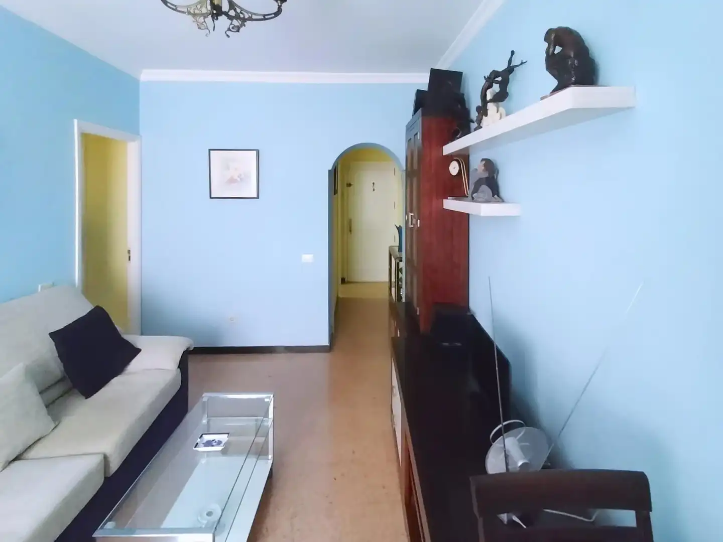 Sala d'estar de Pis en venda en Las Palmas de Gran Canaria amb Moblat i Balcó