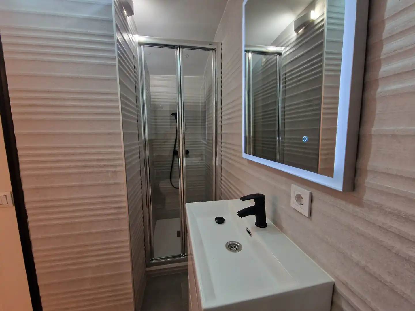 Bathroom of Study for sale in Barcelona  with Oven and Alarm