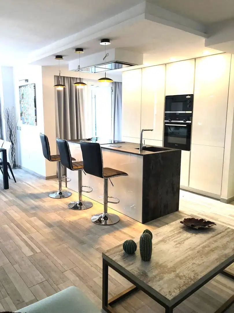Cuina de Apartament en venda en Marbella amb Aire condicionat, Terrassa i Piscina