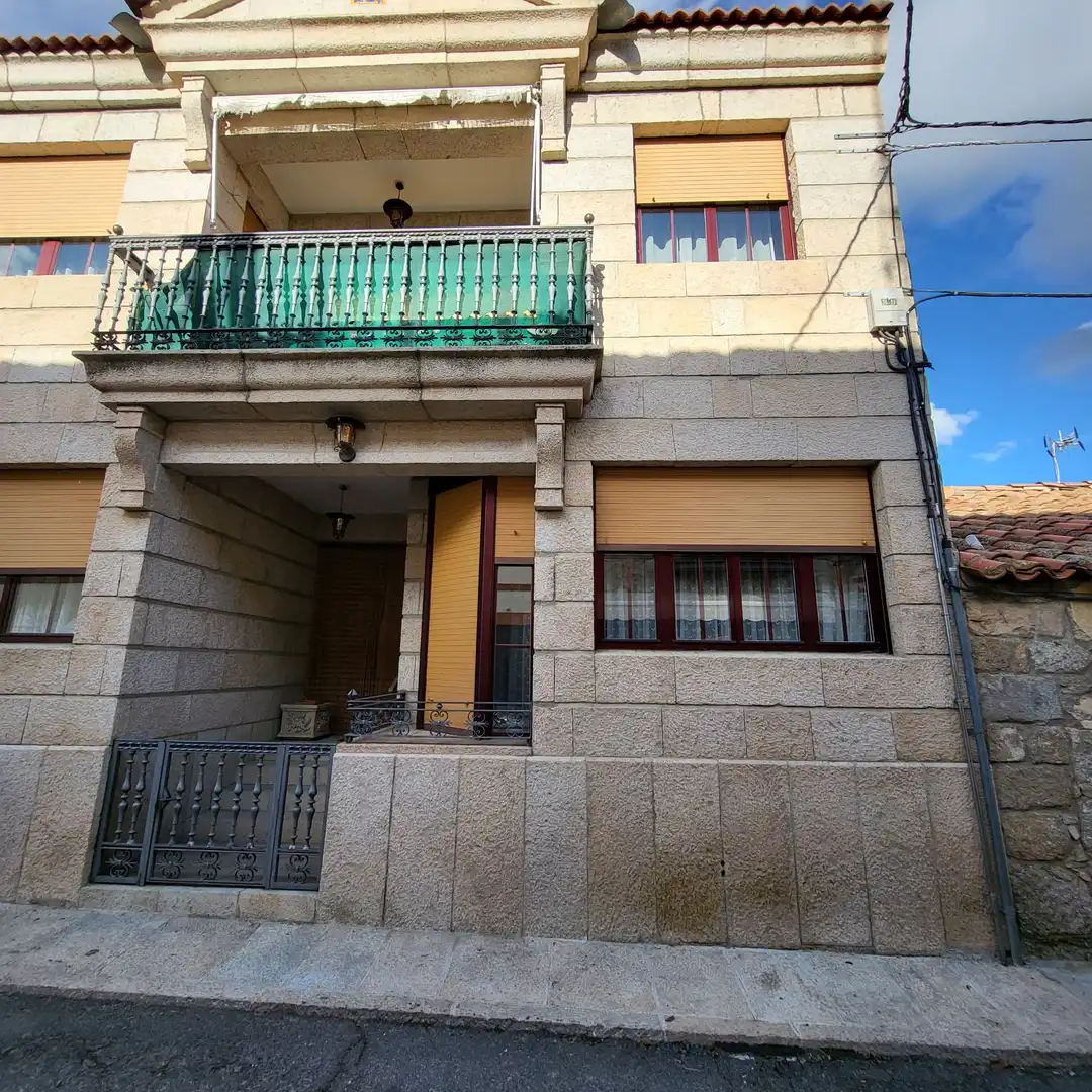 Vista exterior de Casa o xalet en venda en Muñogalindo amb Calefacció i Traster
