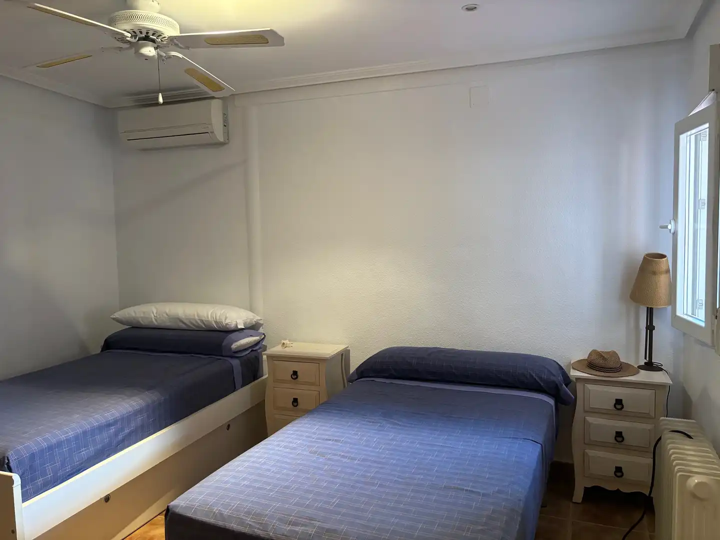Schlafzimmer von Erdgeschoss zum Verkauf in La Manga del Mar Menor mit Klimaanlage, Privatgarten und Schwimmbad