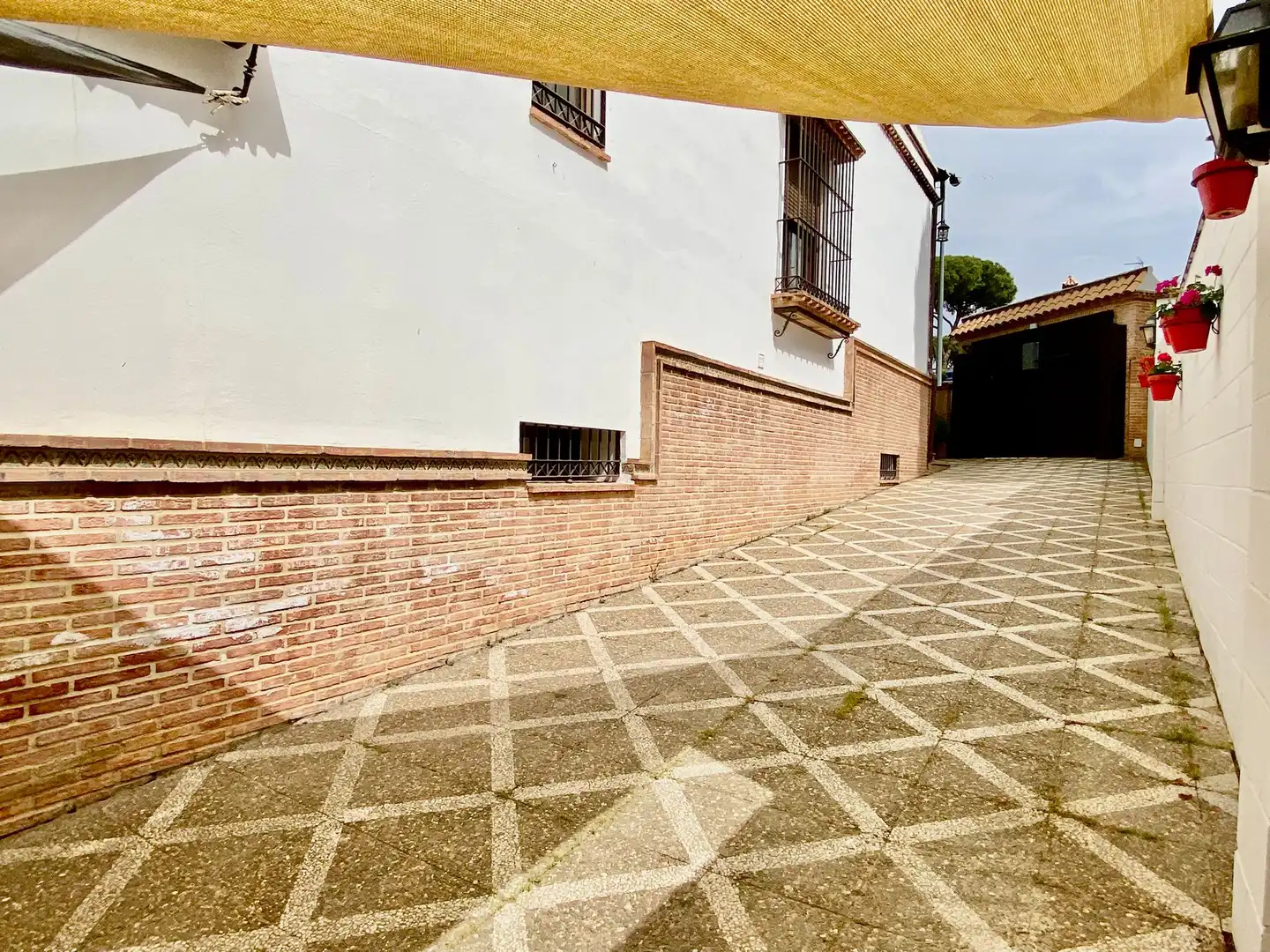 Vista exterior de Casa o xalet en venda en Alcalá de Guadaira amb Calefacció, Jardí privat i Terrassa