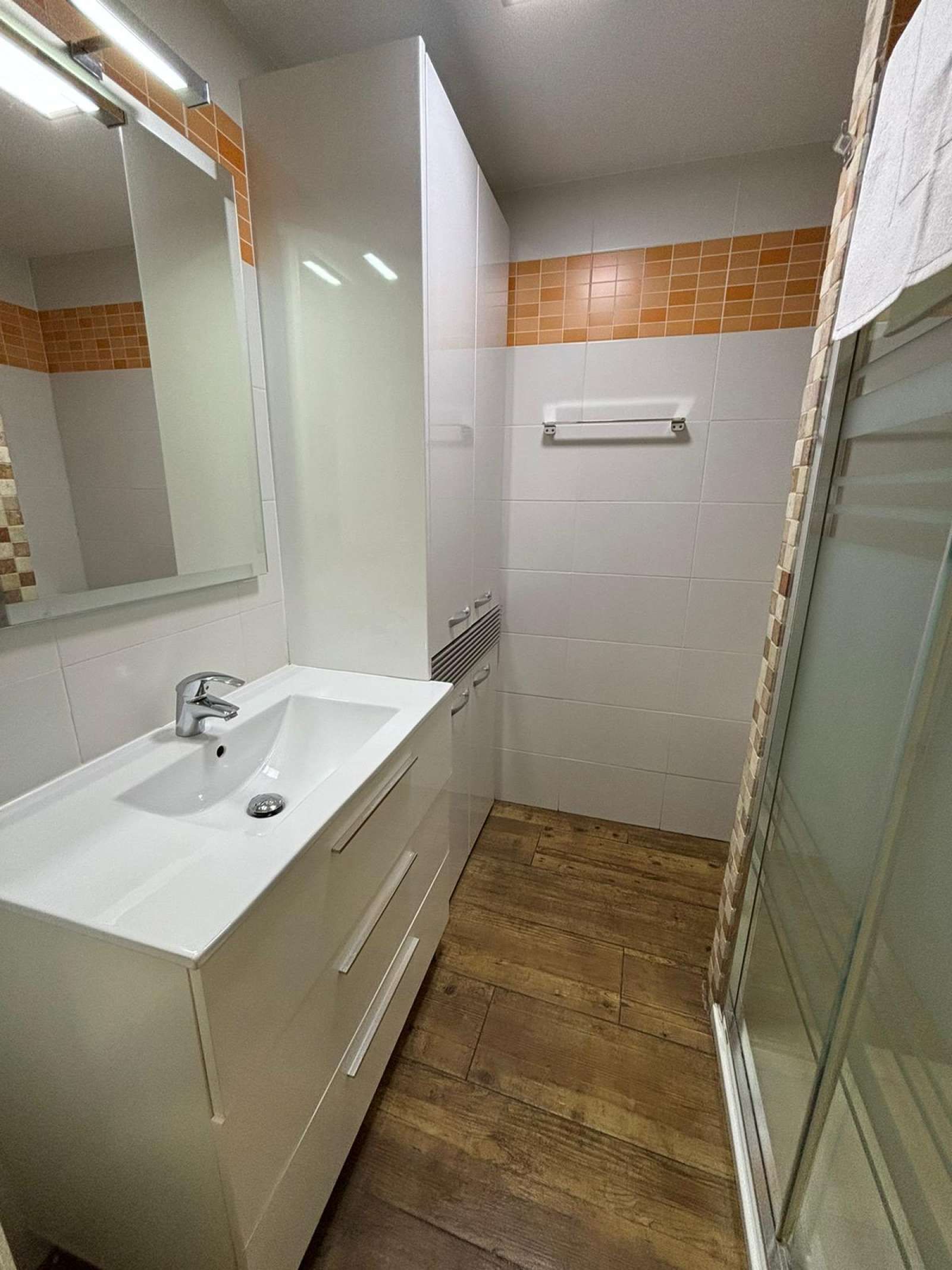 Bathroom of Study to share in  Madrid Capital  with Air Conditioner, Heating and Terrace