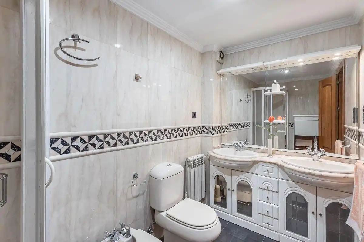 Baño de Piso en venta en Granada con Calefacción y Balcón