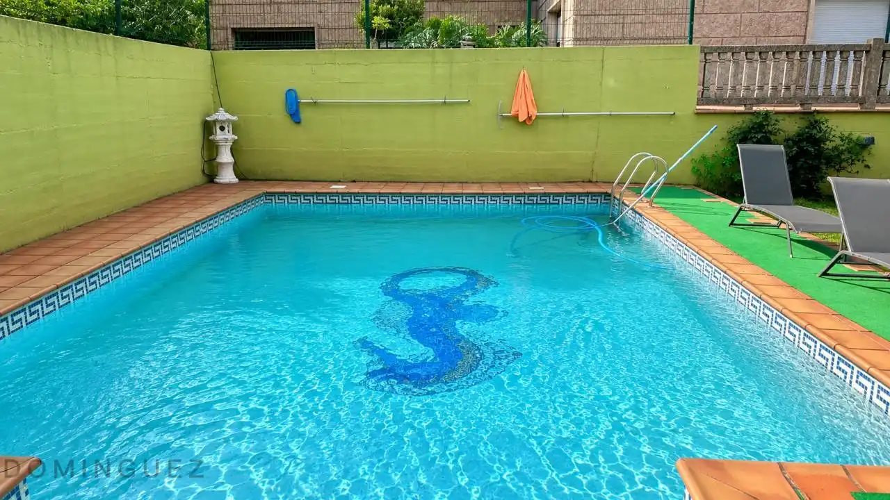 Piscina de Casa o chalet en venta en Vigo  con Calefacción, Jardín privado y Parquet