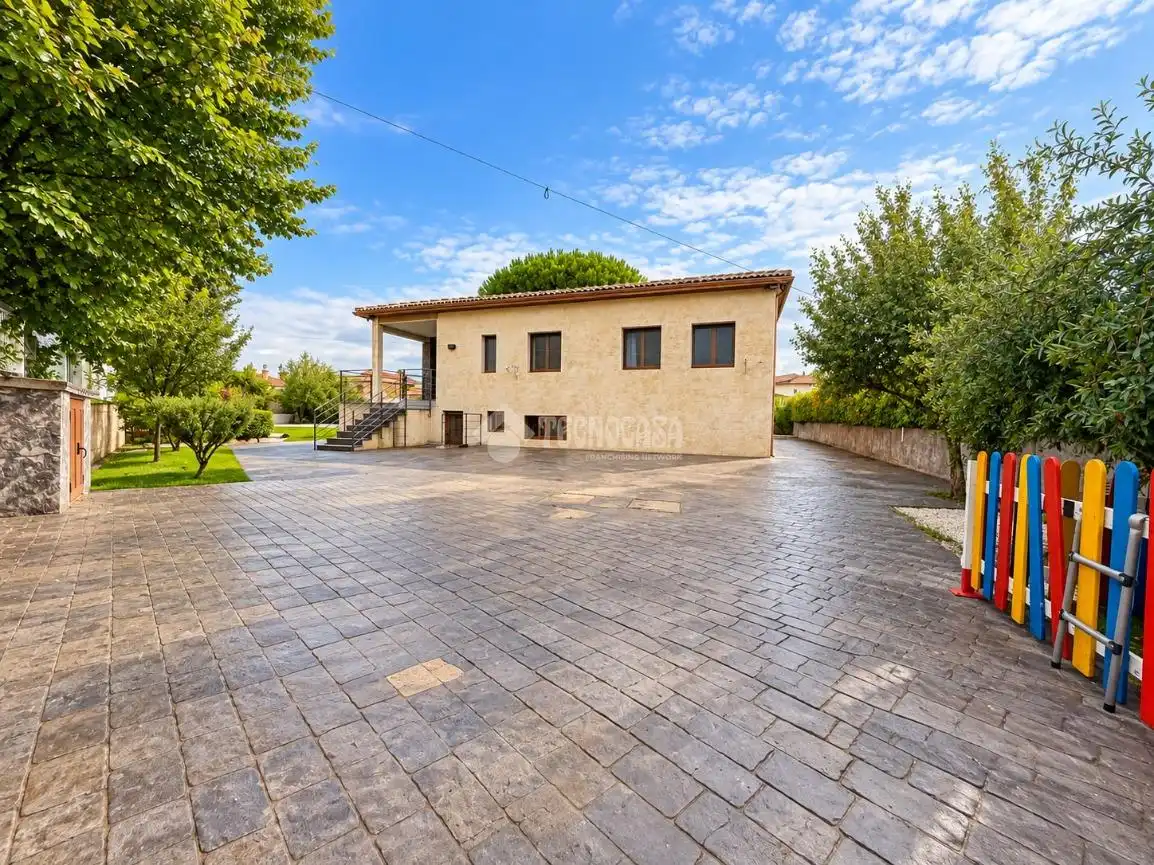 Vista exterior de Casa o chalet en venta en Camarma de Esteruelas, Madrid