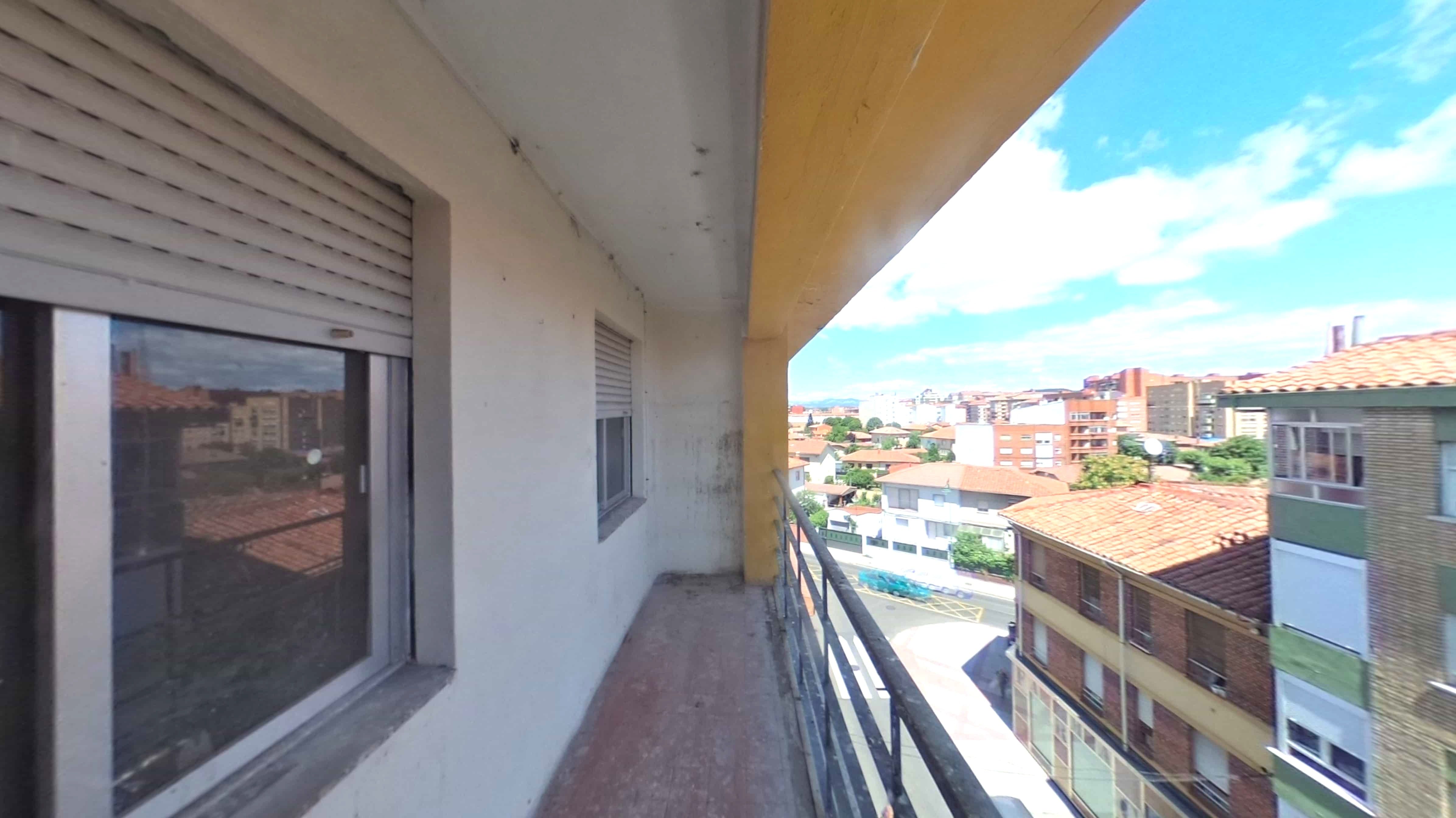 Vista exterior de Pis en venda en León Capital  amb Calefacció i Balcó