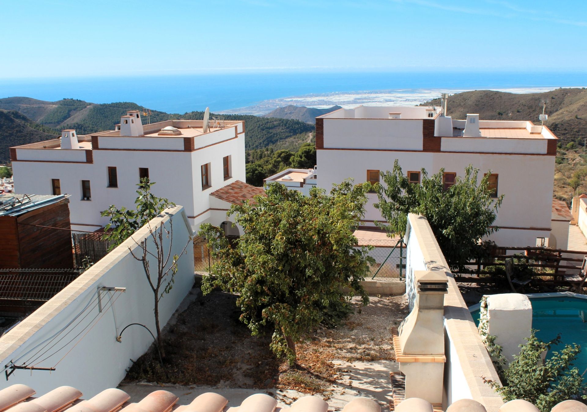 Vista exterior de Casa adosada en venda en Enix amb Jardí privat, Terrassa i Internet