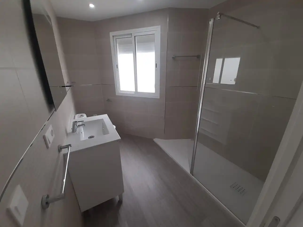 Baño de Ático en venta en Dos Hermanas con Aire acondicionado, Terraza y Alarma