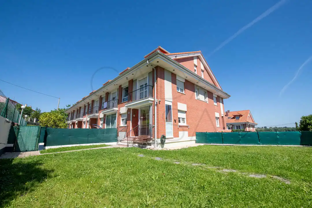 Vista exterior de Casa adosada en venda en Medio Cudeyo amb Calefacció, Jardí privat i Terrassa