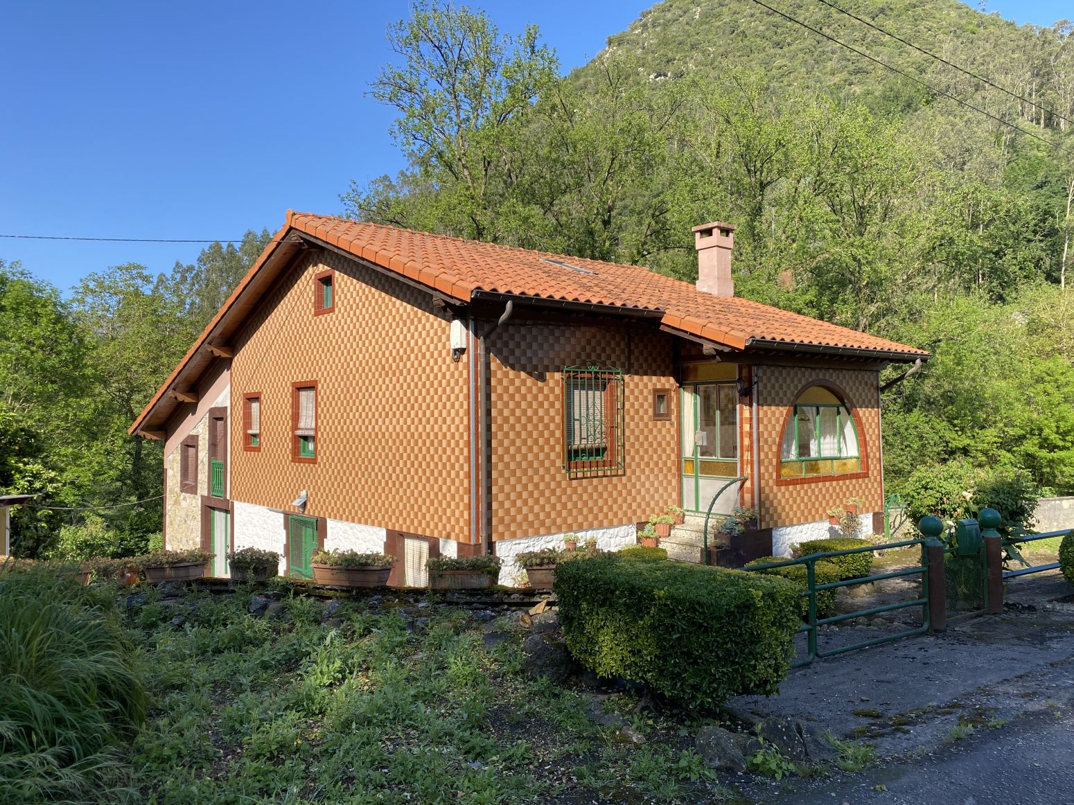 Vista exterior de Casa o xalet en venda en Puente Viesgo amb Jardí privat