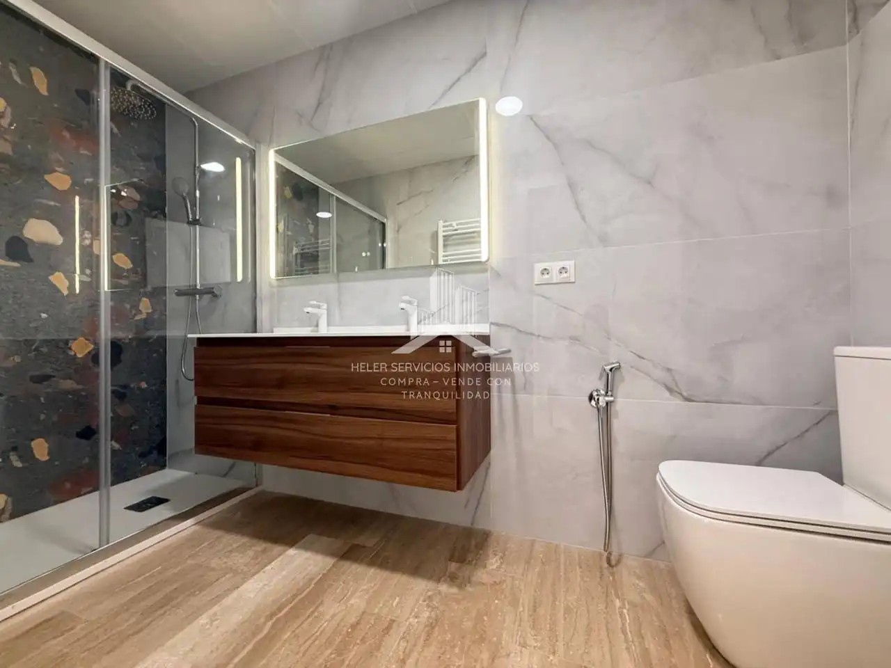 Baño de Piso en venta en Castellón de la Plana / Castelló de la Plana con Aire acondicionado, Calefacción y Alarma
