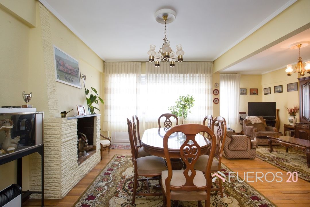 Comedor de Piso en venta en Barakaldo  con Terraza, Trastero y Amueblado