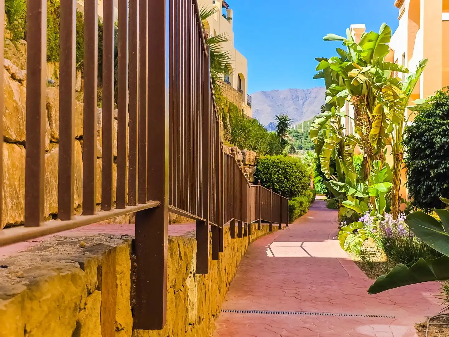 Vista exterior de Piso en venta en Estepona con Aire acondicionado, Terraza y Balcón