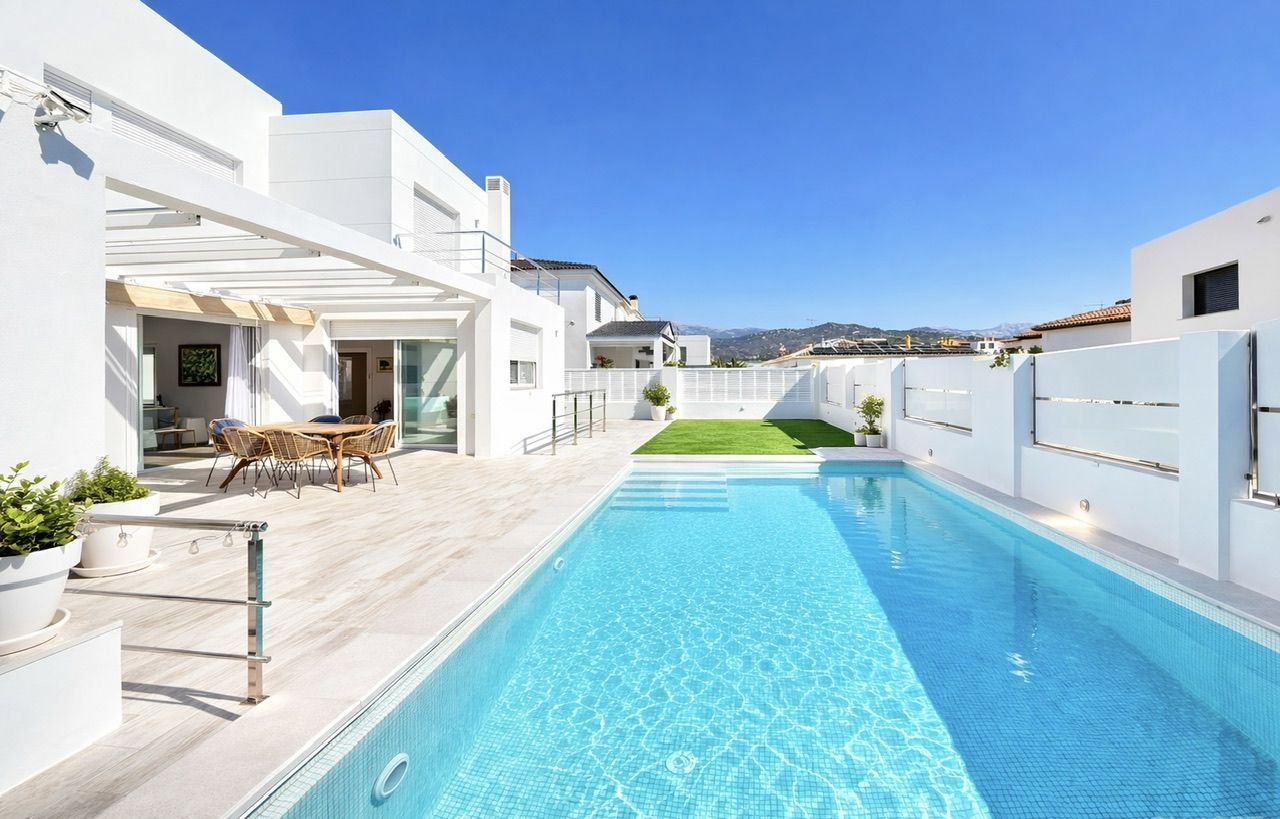 Exterior view of House or chalet for sale in Vélez-Málaga  with Air Conditioner, Heating and Private garden