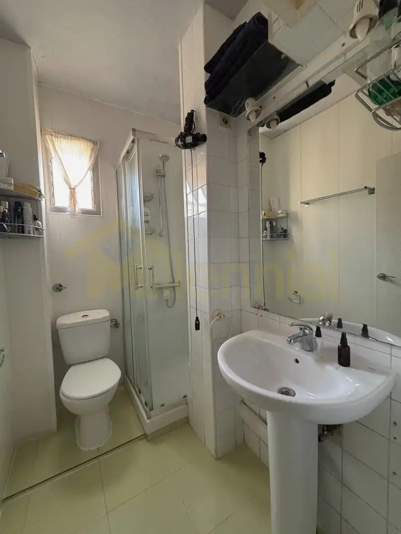 Bathroom of Flat for sale in Sevilla  with Air Conditioner