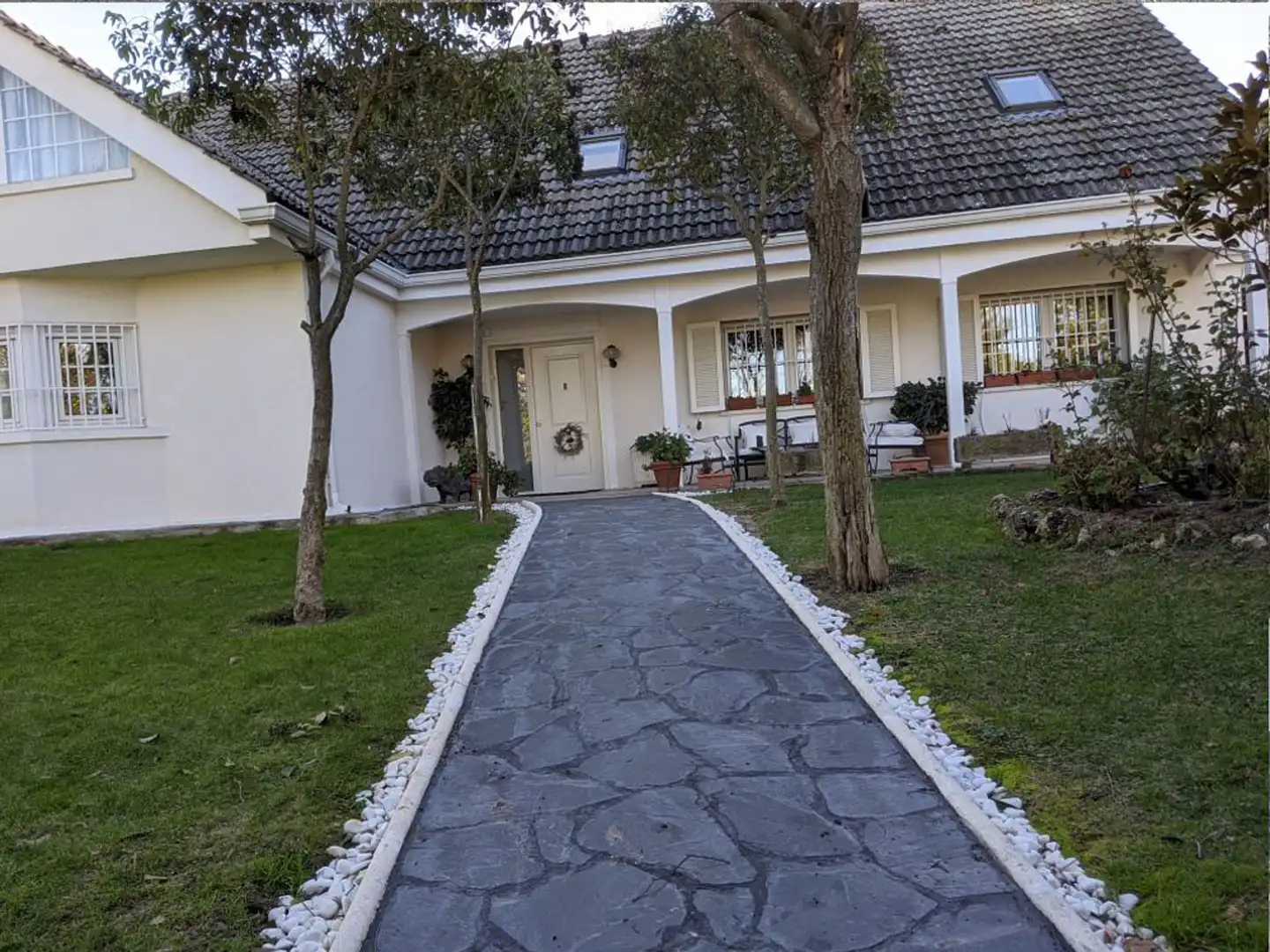 Vista exterior de Casa o xalet en venda en Pozuelo de Alarcón amb Aire condicionat, Calefacció i Jardí privat