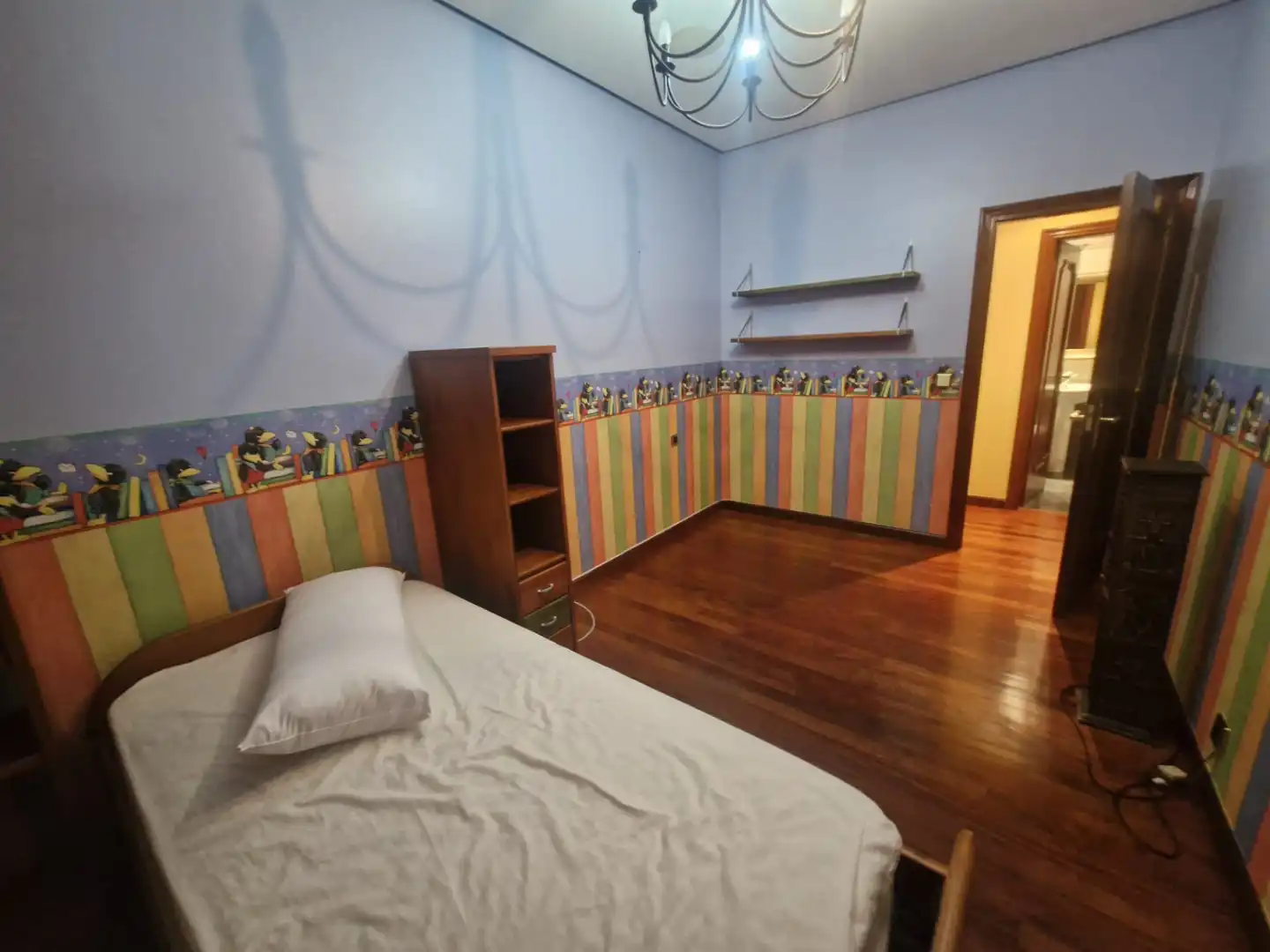 Dormitori de Apartament de lloguer en Ourense Capital  amb Calefacció, Parquet i Moblat