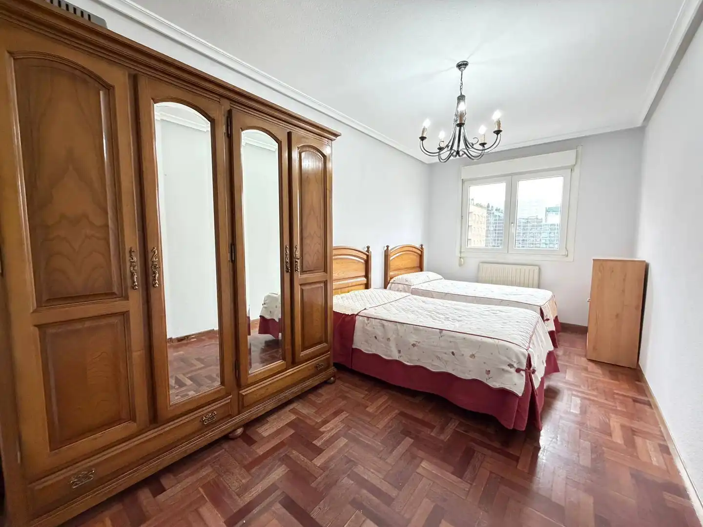 Habitación de Piso en venta en Gijón  con Calefacción, Parquet y Terraza