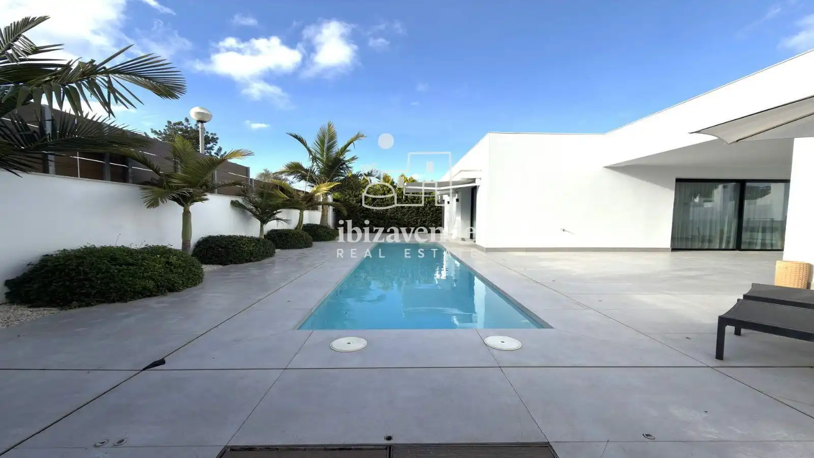 Vista exterior de Casa o xalet en venda en Santa Eulària des Riu amb Aire condicionat, Calefacció i Piscina