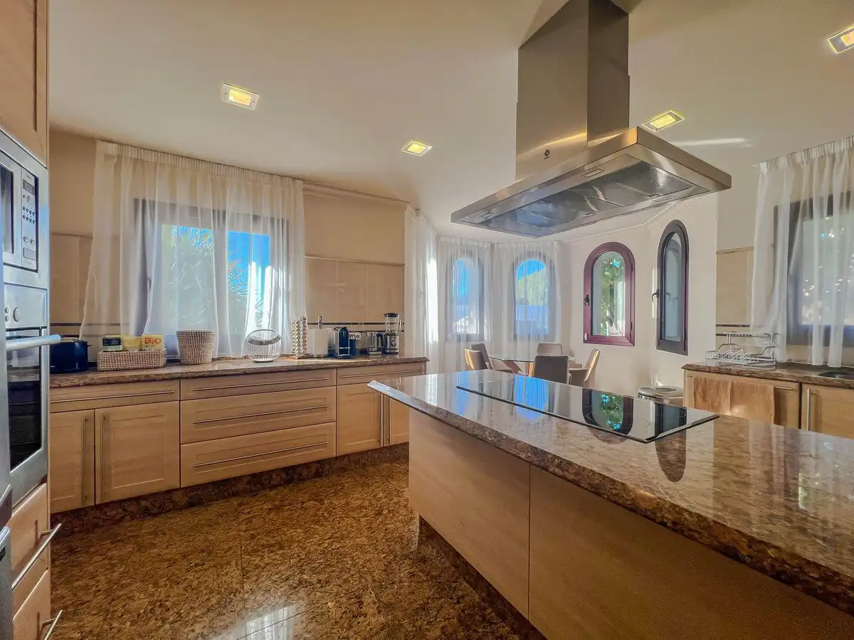 Cocina de Casa adosada en venta en Benahavís con Aire acondicionado y Terraza