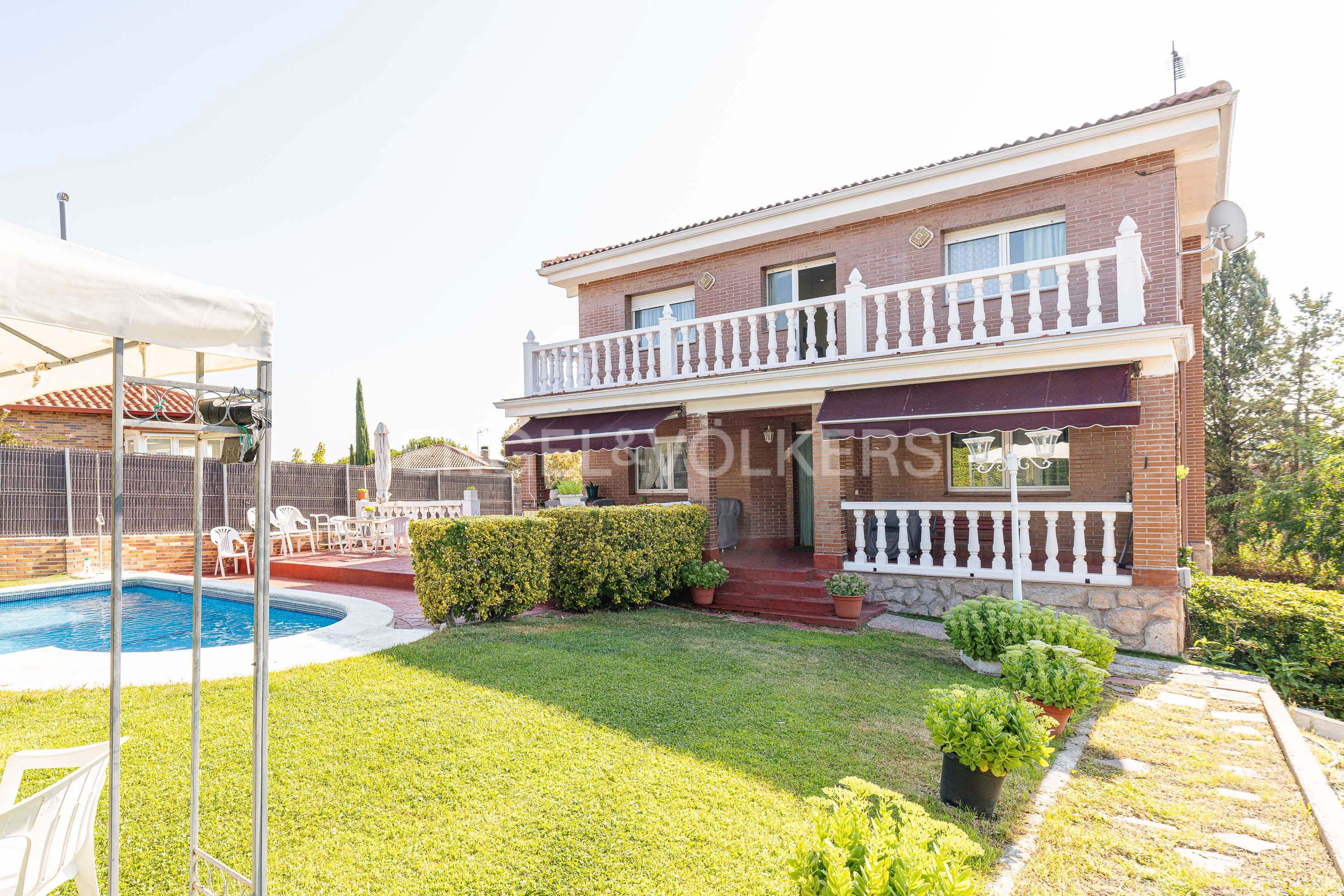 Vista exterior de Casa o xalet en venda en Villanueva del Pardillo amb Calefacció, Jardí privat i Terrassa