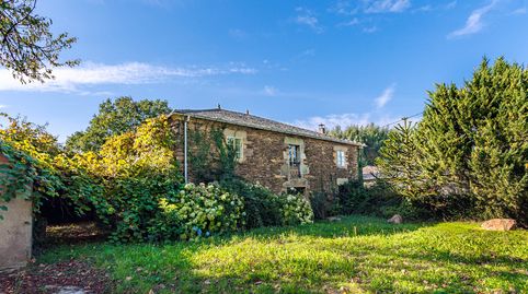 Casa de piedra a reformar con 3 hectáreas en Castro de Rei