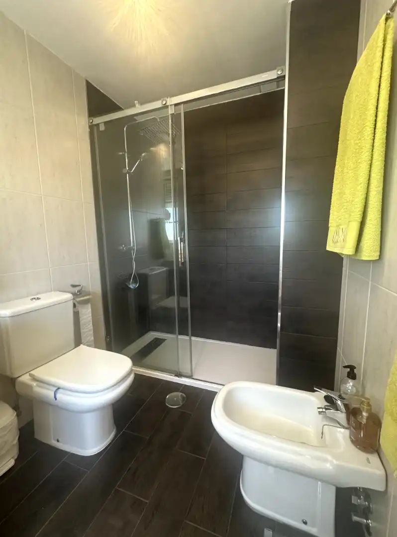 Badezimmer von Einfamilien-Reihenhaus zum Verkauf in Algete mit Klimaanlage, Heizung und Privatgarten