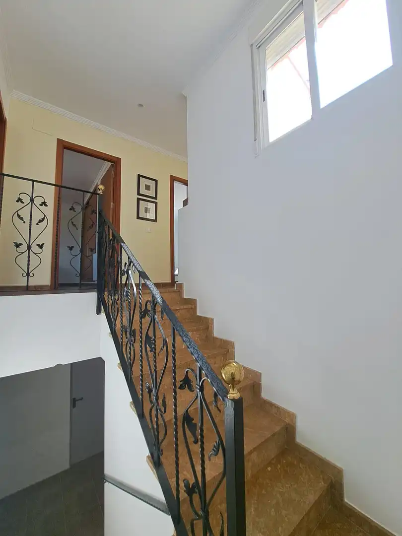 Casa adosada en venta en Requena con Calefacción, Terraza y Trastero
