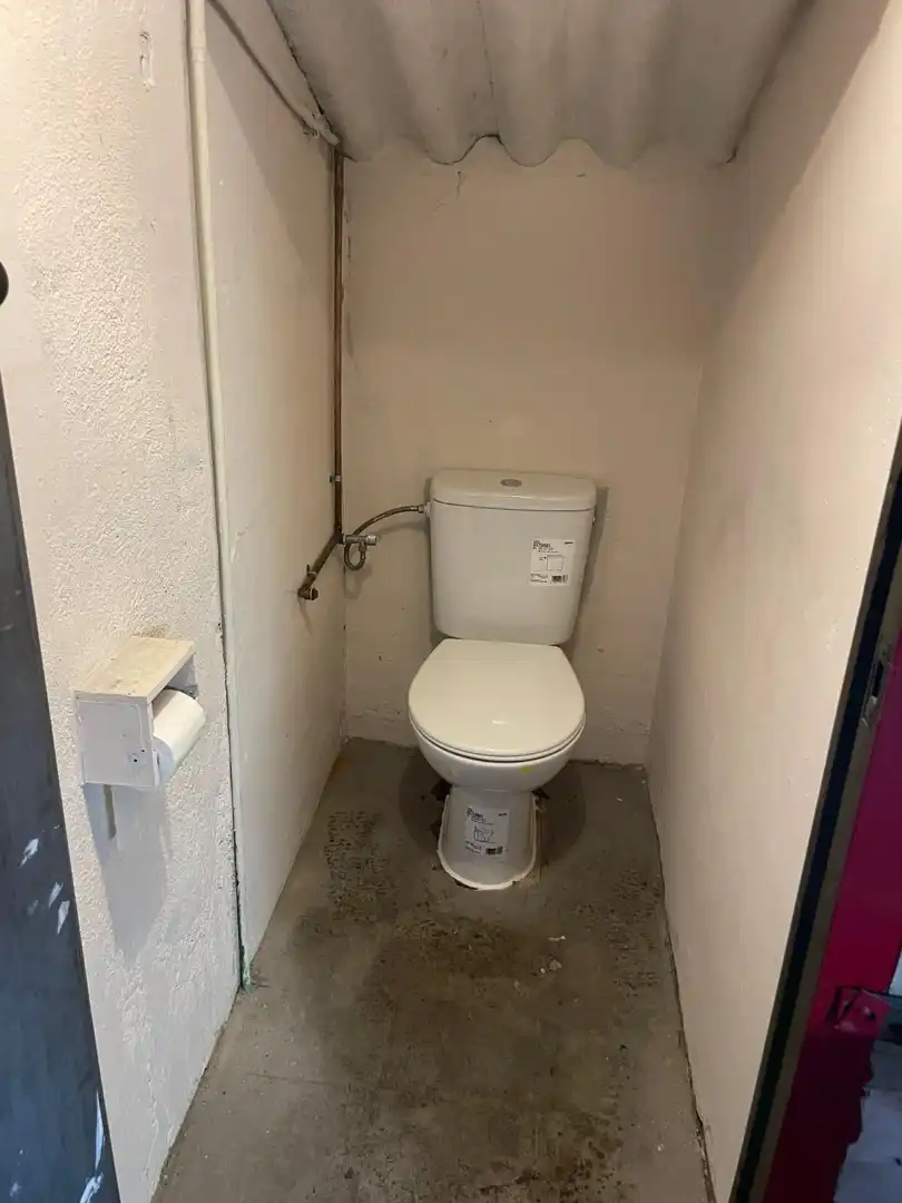 Baño de Nave industrial de alquiler en Sabadell