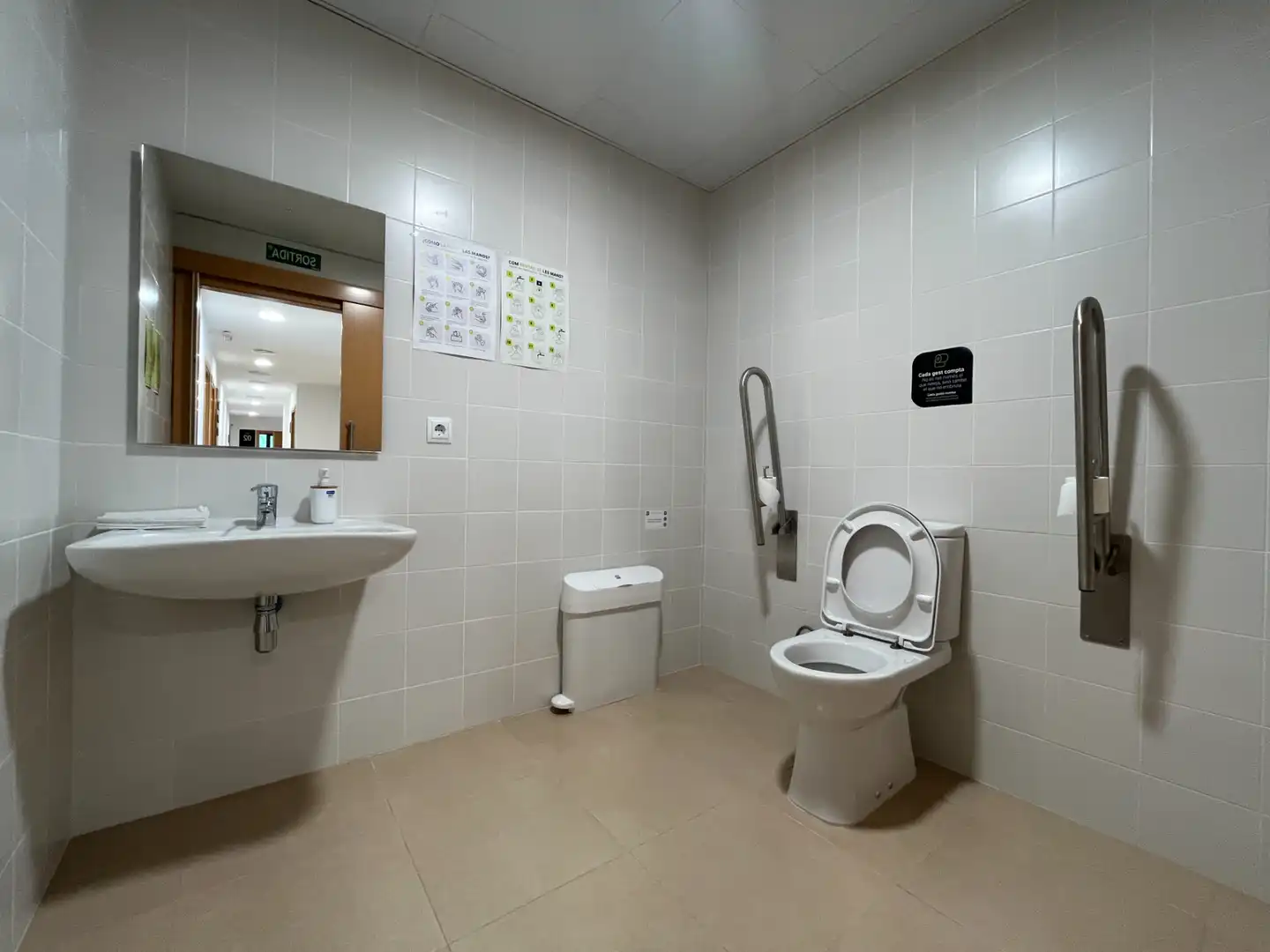 Baño de Local de alquiler en Girona con Aire acondicionado, Calefacción y Alarma