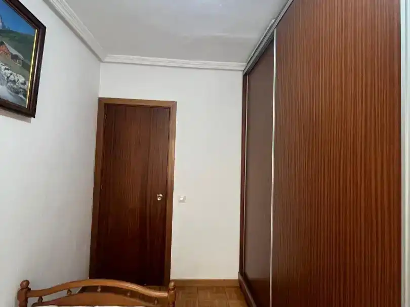 Dormitori de Pis per a compartir en Algeciras amb Parquet, Moblat i Balcó