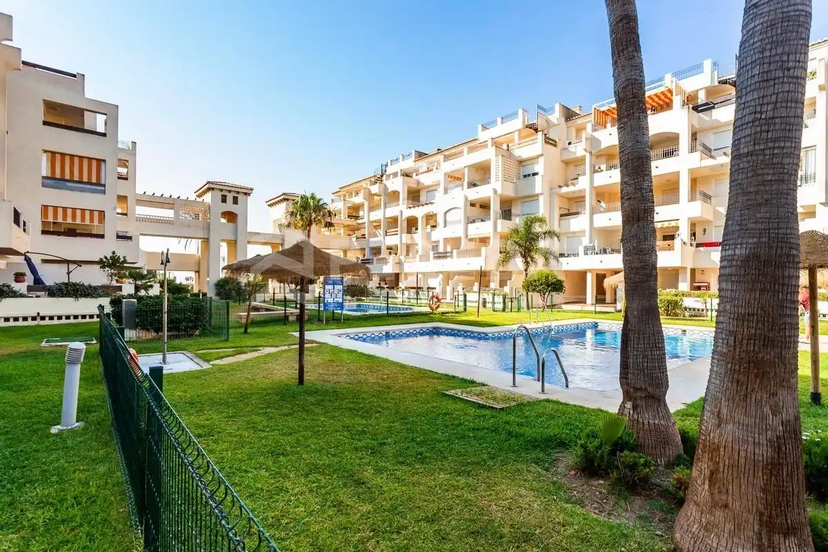 Vista exterior de Piso en venta en Roquetas de Mar con Aire acondicionado, Jardín privado y Terraza