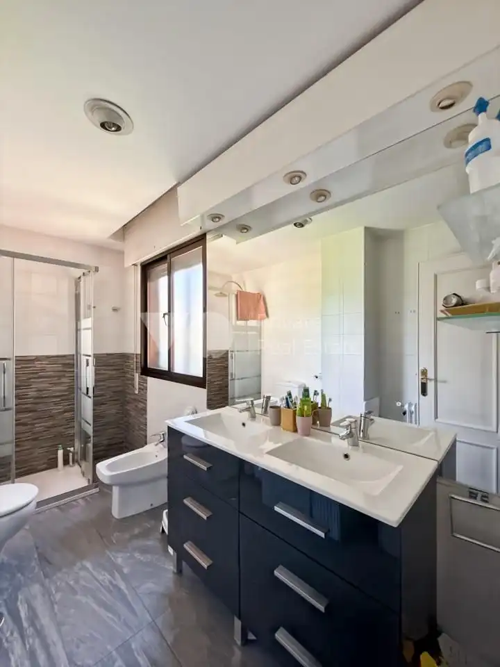 Baño de Casa adosada en venta en Majadahonda con Aire acondicionado, Calefacción y Jardín privado