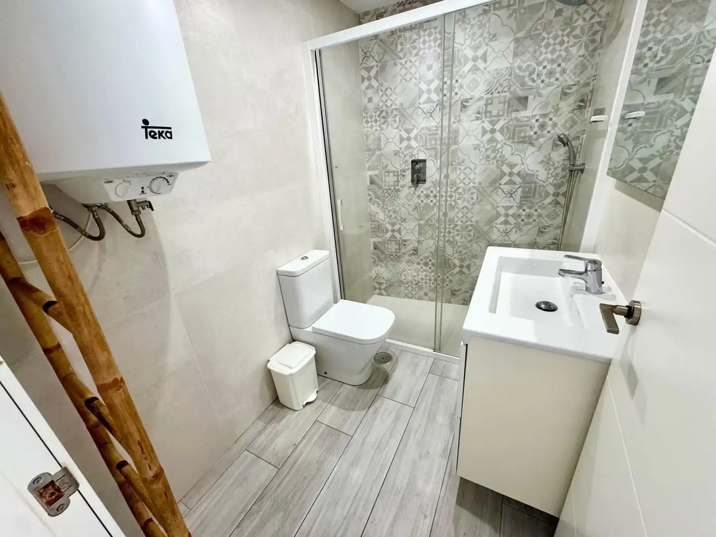 Badezimmer von Erdgeschoss zum Verkauf in Punta Umbría mit Klimaanlage, Heizung und Abstellraum