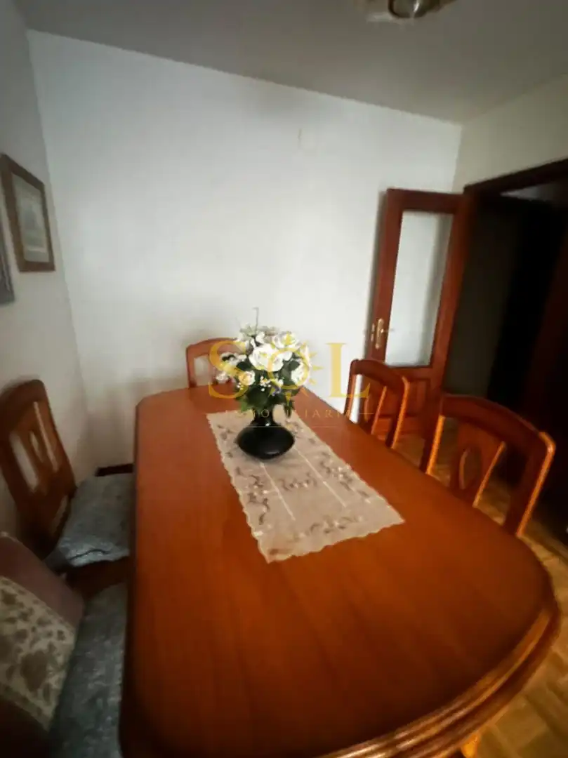 Comedor de Piso en venta en La Pola de Gordón  con Calefacción, Parquet y Amueblado