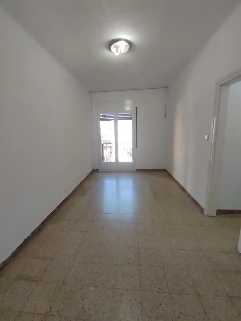 Sala de estar de Piso en venta en L'Hospitalet de Llobregat con Balcón