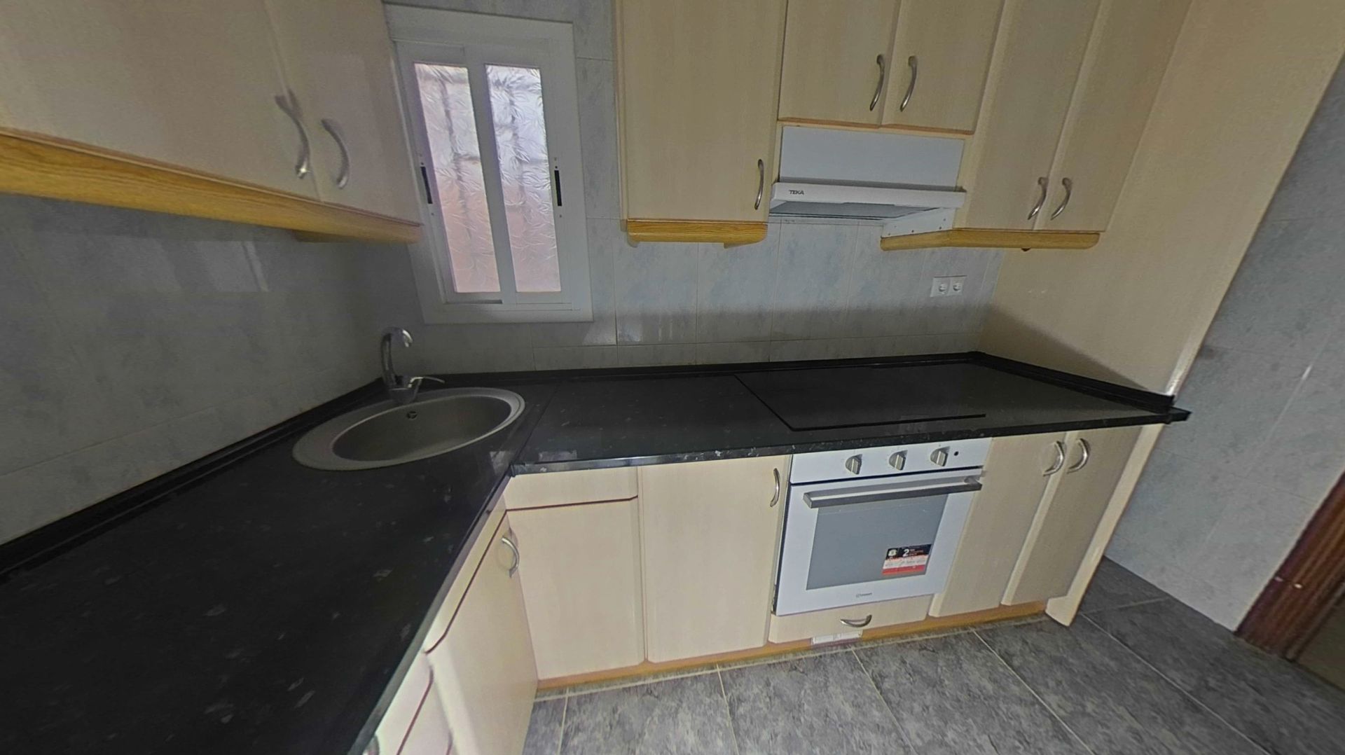 Kitchen of Flat for sale in L'Hospitalet de Llobregat  with Balcony