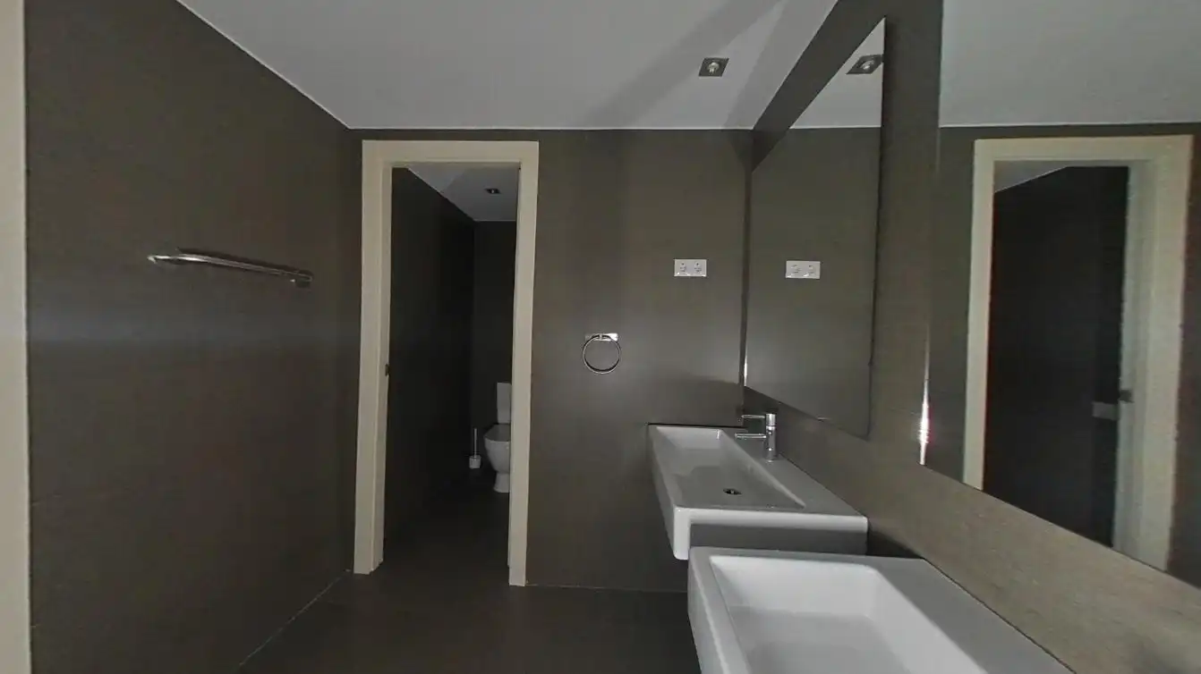 Bany de Pis en venda en Barcelona amb Piscina