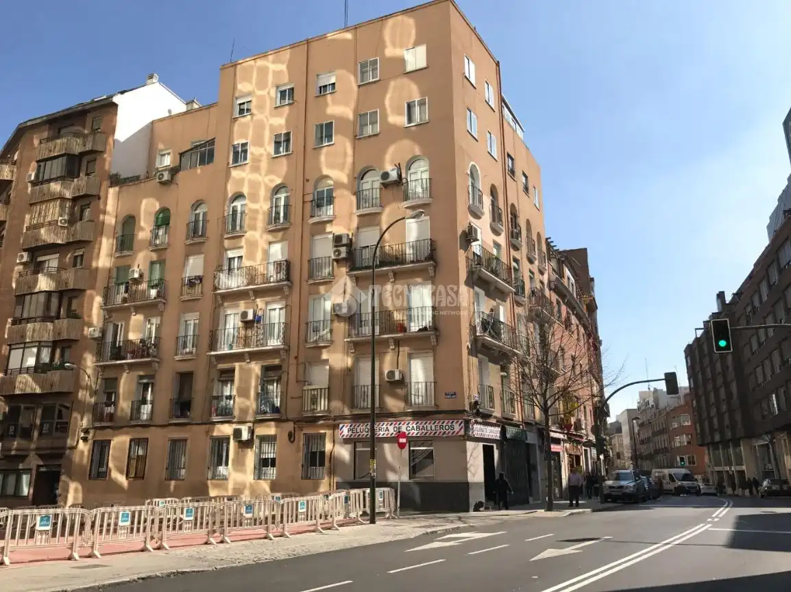 Vista exterior de Pis en venda en Madrid amb Calefacció i Terrassa