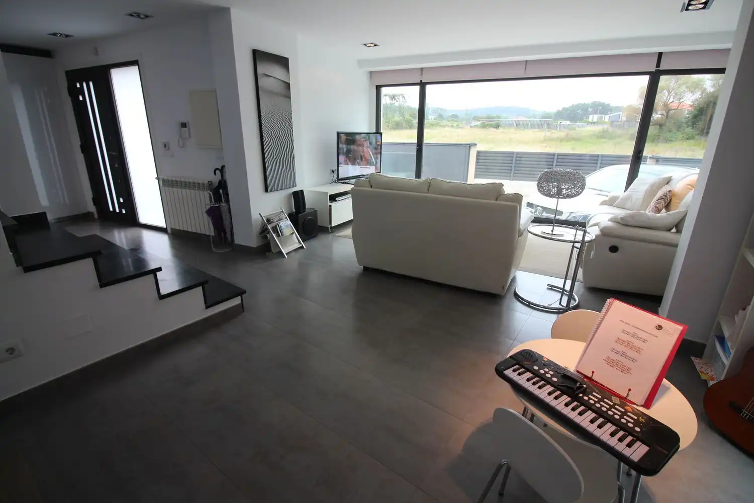 Sala d'estar de Casa o xalet en venda en Sanxenxo amb Calefacció, Jardí privat i Parquet