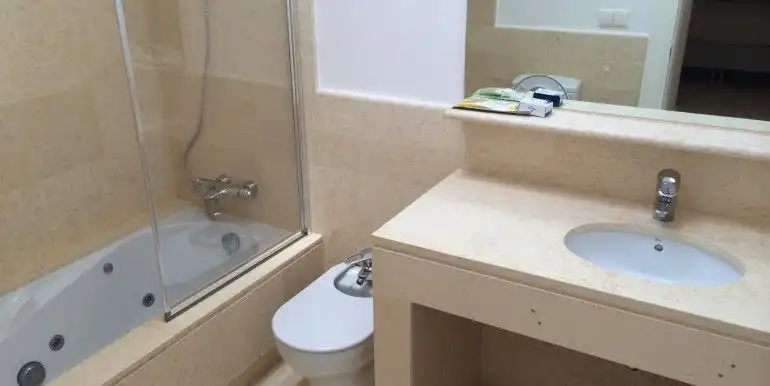 Baño de Ático de alquiler en Sotogrande con Aire acondicionado, Terraza y Piscina